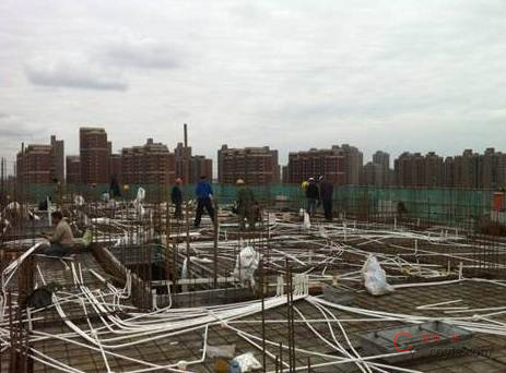 模板安装完成,楼板钢筋绑扎、 水电管线预埋