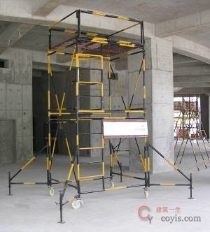 人字梯颜色为黄黑相间。