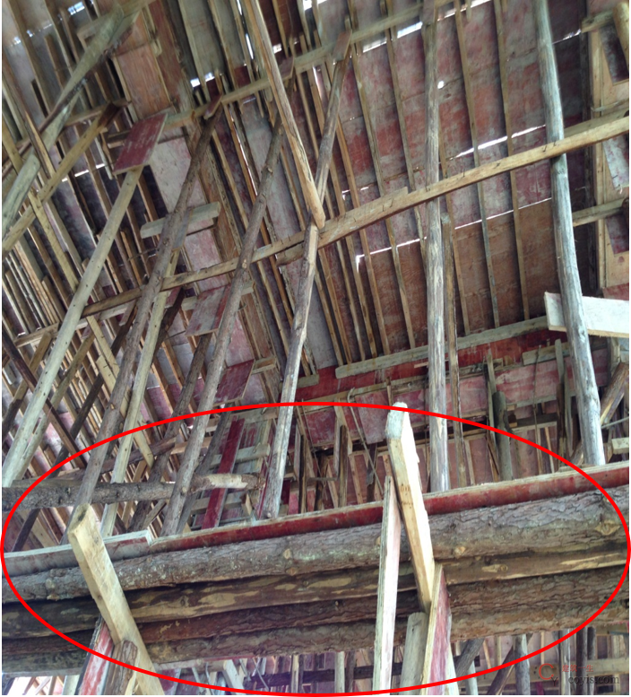 原因一:顶棚木支撑叠层搭设。