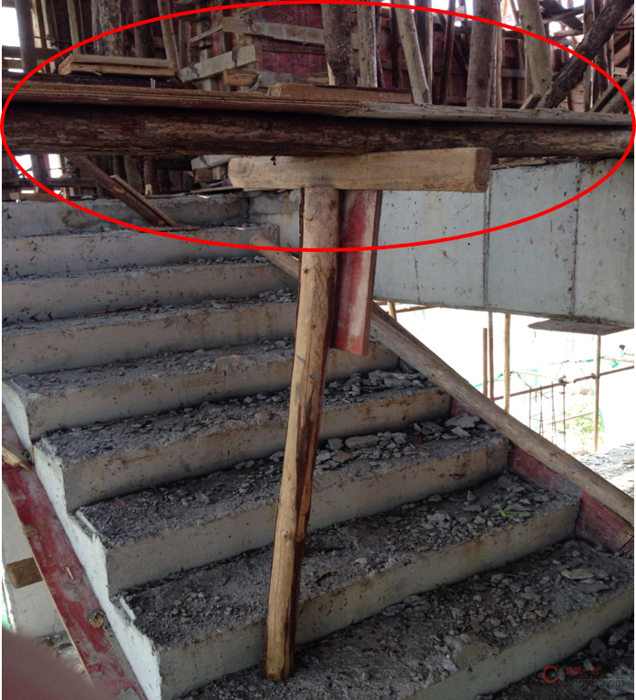 原因一:顶棚木支撑叠层搭设。