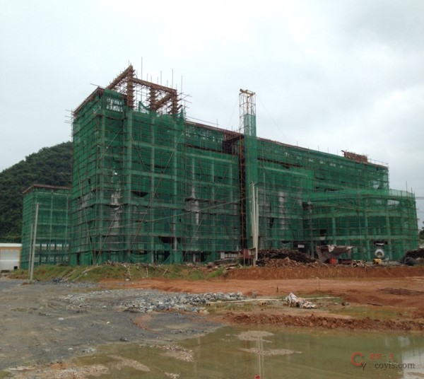 某中学实验综合楼项目,在屋面构架混凝土浇筑即将完工进行压光工作时,模板支撑失稳突然坍塌,导致2人当场死亡(另2人在坠落中被脚手架挂住而幸免)。