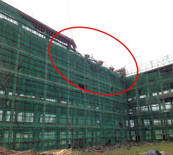 某中学实验综合楼项目,在屋面构架混凝土浇筑即将完工进行压光工作时,模板支撑失稳突然坍塌,导致2人当场死亡(另2人在坠落中被脚手架挂住而幸免)。