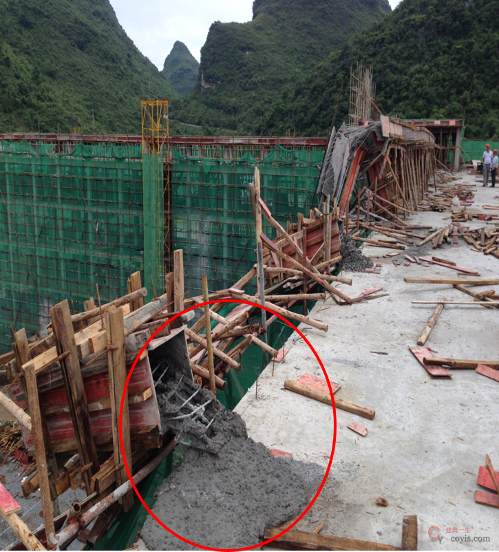 原因一:屋面构架梁、板、柱同时浇筑。