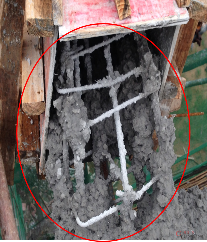 原因一:屋面构架梁、板、柱同时浇筑。