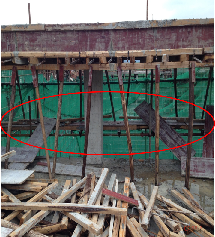 原因二:挑篷用外架支顶、无水平拉结。