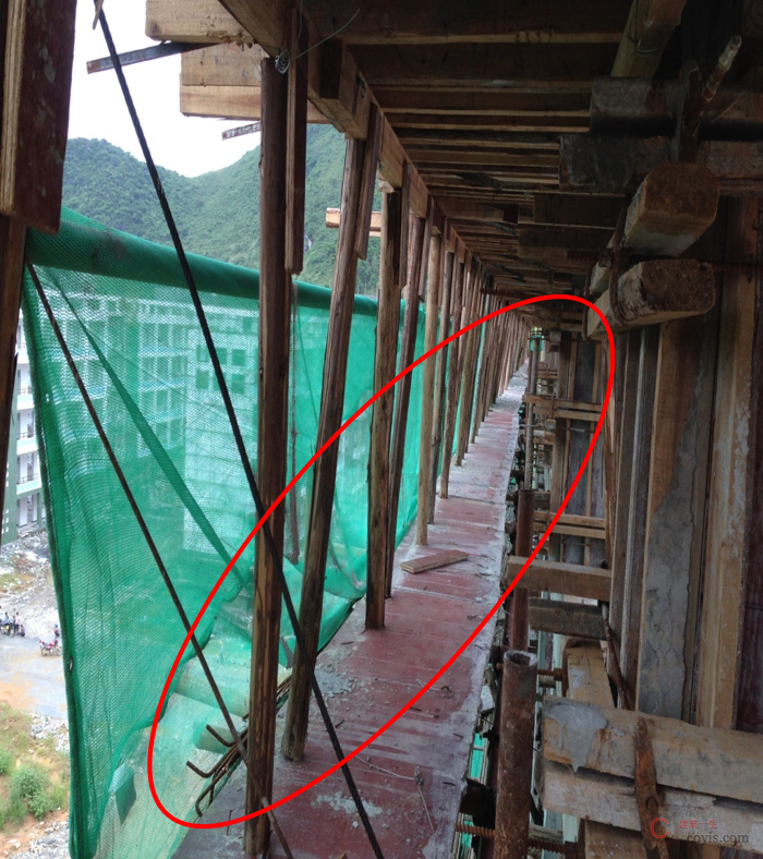 原因二:挑篷用外架支顶、无水平拉结。