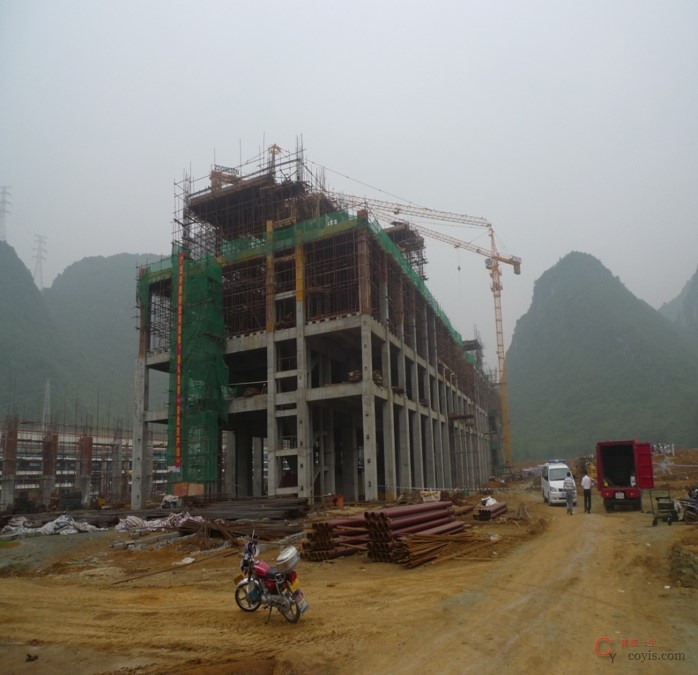 某新建厂房发生整体坍塌,3名工人当场死亡。