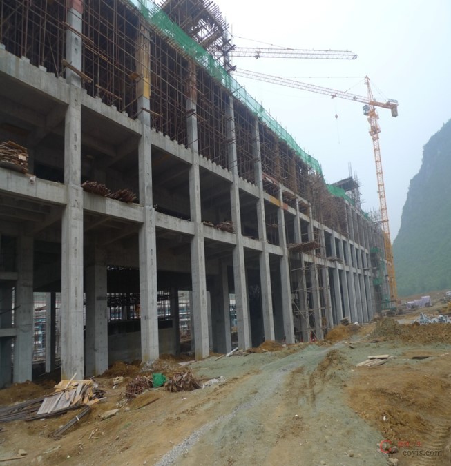 某新建厂房发生整体坍塌,3名工人当场死亡。