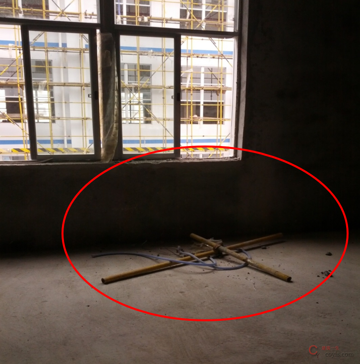 原因一:外架拉结不规范(斜拉、扣件松动,且很多已拆除)。