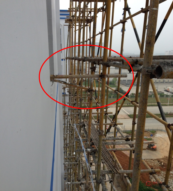 原因一:外架拉结不规范(斜拉、扣件松动,且很多已拆除)。