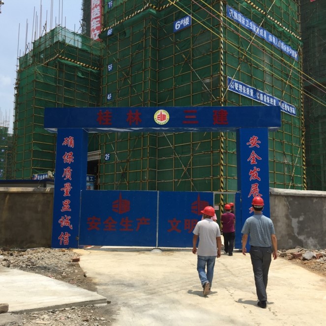 高处坠落事故(2015年) 某工程,外墙线条装饰工人从5#楼25层坠落到地面死亡。