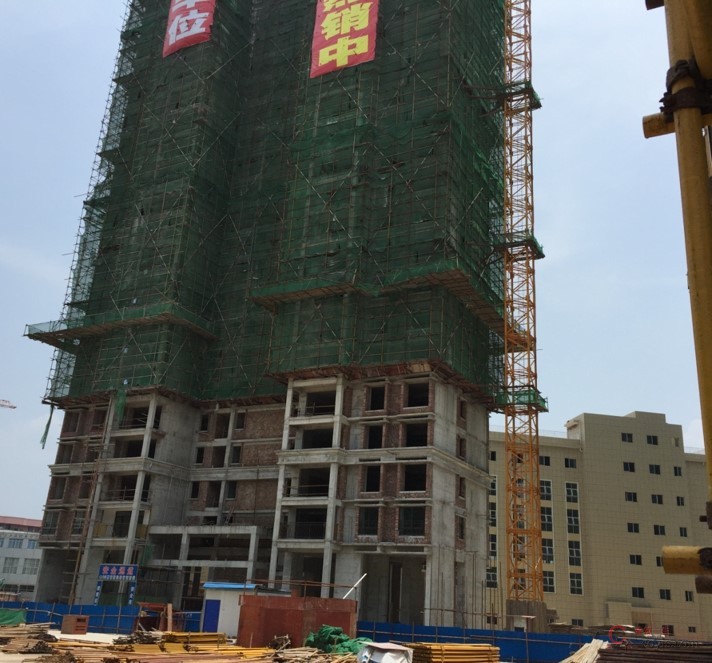 高处坠落事故(2015年) 某工程,外墙线条装饰工人从5#楼25层坠落到地面死亡。