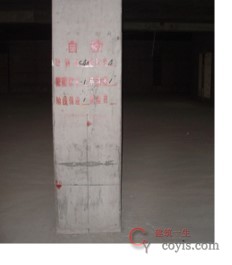 在框架柱模加固校正后,沿柱脚模外侧设条形层板与楼地面钉牢,可起到定位及防止漏浆的作用,有效防止柱脚模板往外侧偏移,引起尺寸偏差。