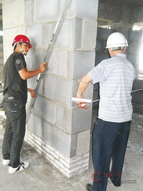 施工过程中,要加强对砌体垂直度、平整度的实测实量检查