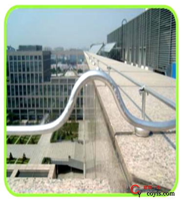 避雷线跨越建筑物变形缝时，应做弓形或Ω弯补偿。