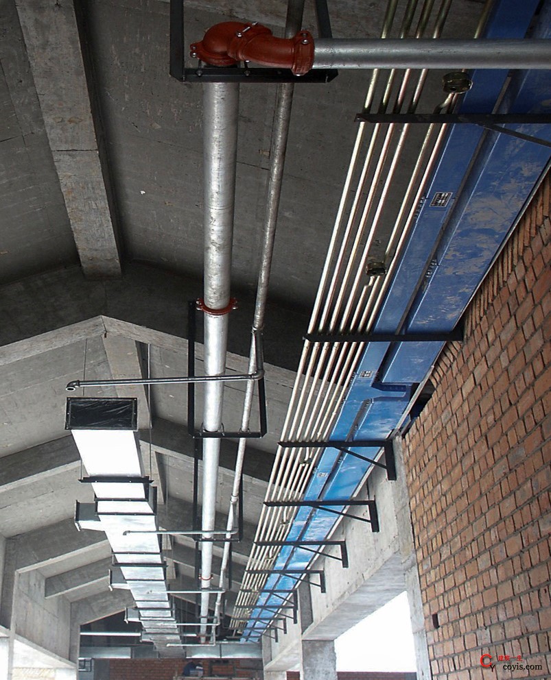 电气管线与电缆桥架共用支架，支架安装牢固，间距均匀，管线桥架安装顺直。