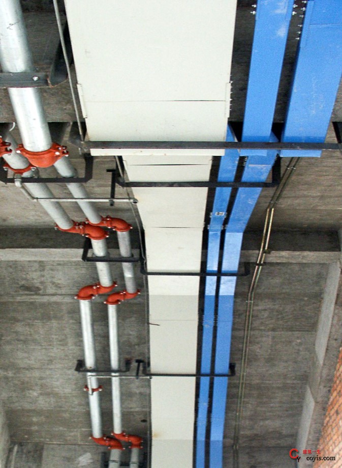  电气管线、桥架、水管安装整洁、支架设置规范。吊顶内共同敷设的管道和强、弱电桥架分设在两边，综合排布合理有序，接地可靠。