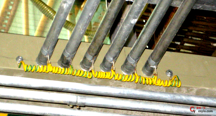  镀锌钢管必须采用卡子跨接地线，导线截面不能小于4mm2的铜芯软线，接头须搪锡，接触良好。