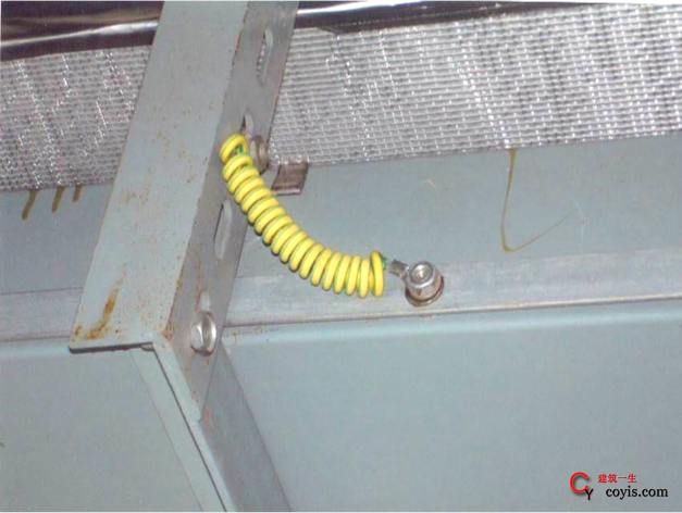 支架未接地或将电缆桥架作为接地导体