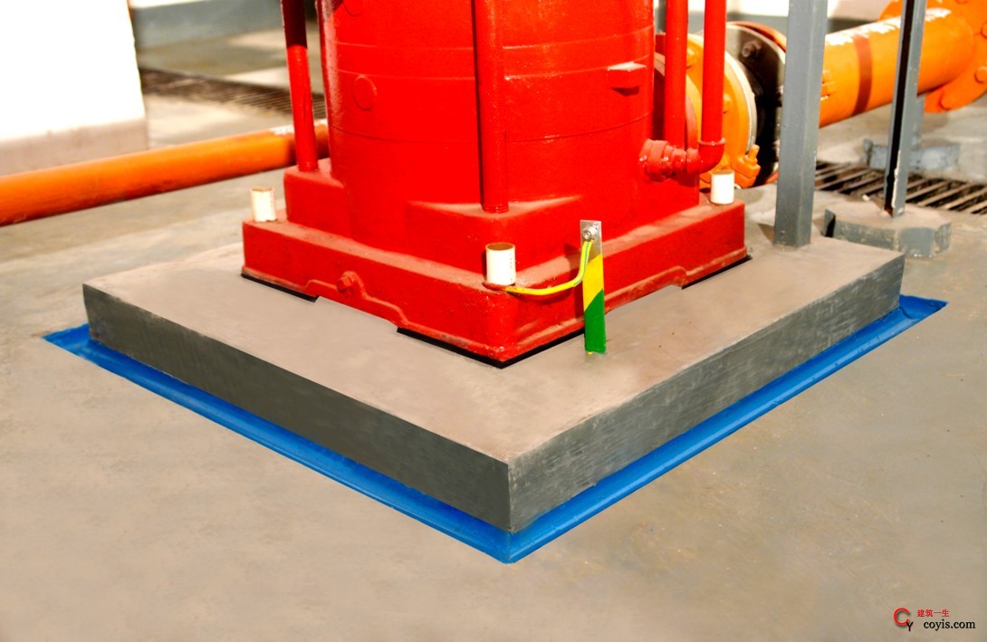 水泵安装设橡胶减震垫，泵体接地明显可靠。水泵固定螺栓外露部分涂抹黄油，并用塑料套管做保护。 