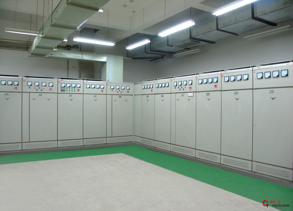  变电所内，高低压配电设备及裸母线的正上方不应安装灯具。