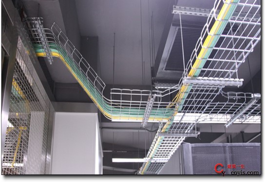 线槽、电气管线排列整齐，安装规范，接地可靠。