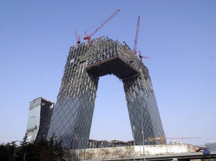 第三阶段：合龙后，F39层以上内外结构逐跨延伸安装→完成全部悬臂结构。