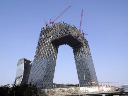 第三阶段:合龙后,F39层以上内外结构逐跨延伸安装→完成全部悬臂结构。