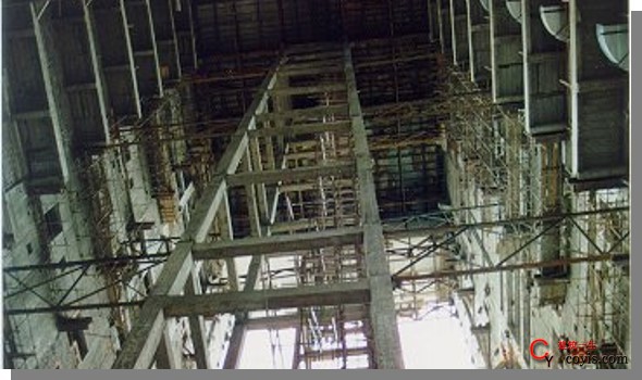 酒泉卫星发射中心利用钢混框架作为重型屋盖模版的支架
