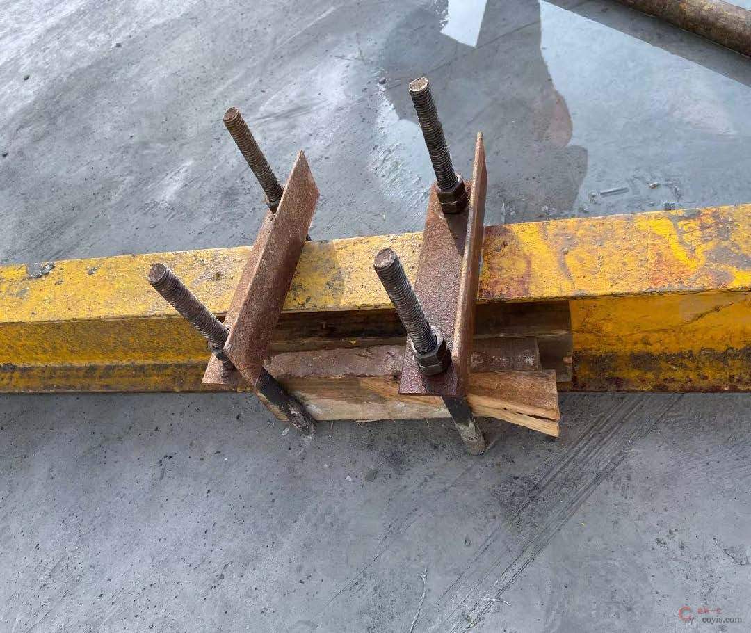 图3-13 预埋环压板安装