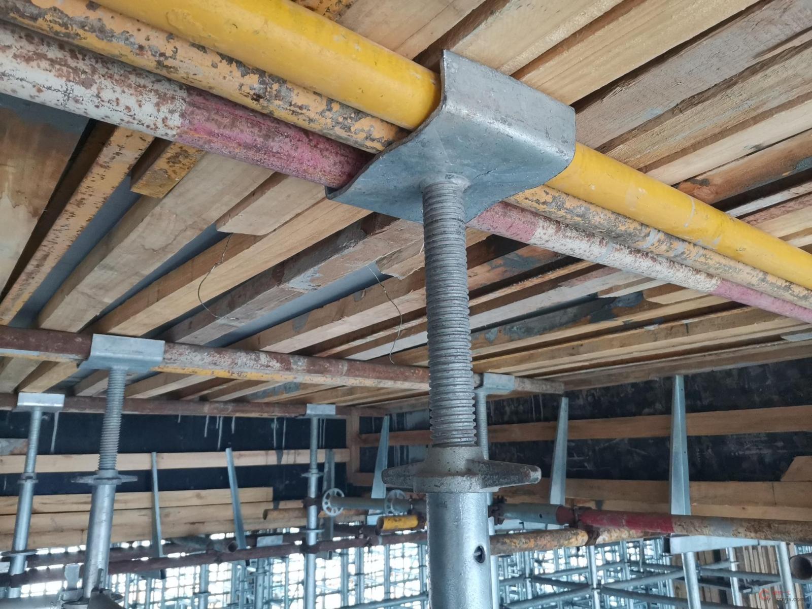 图4-3 承插型盘扣顶托设置(2)