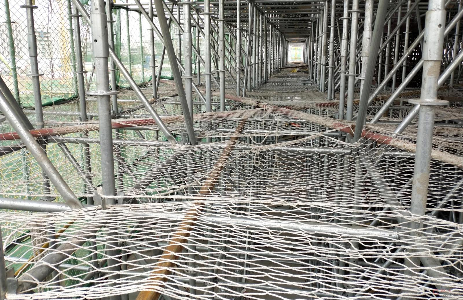 图4-5 承插型盘扣支撑架斜拉杆、安全网设置