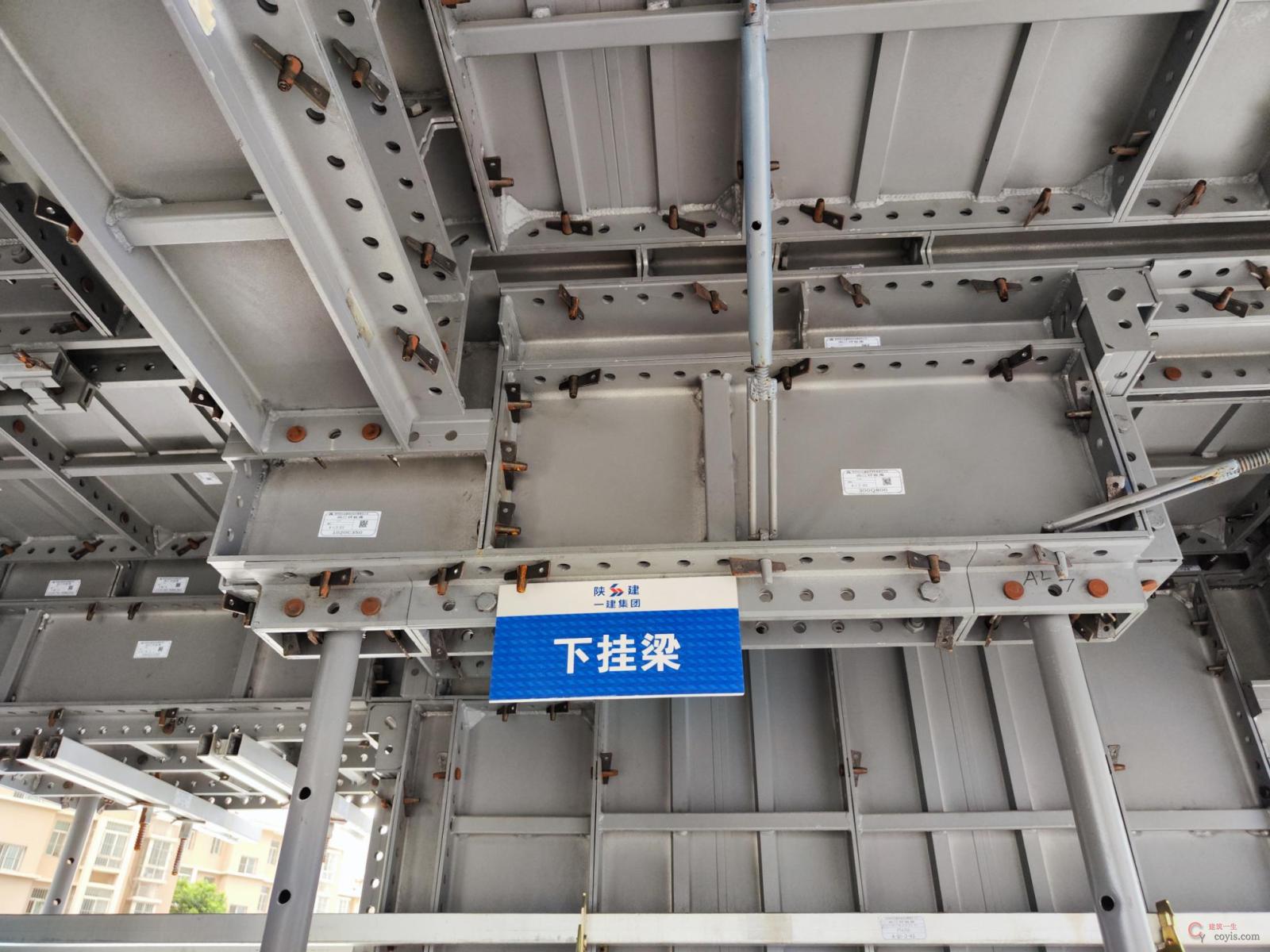 图4-18 铝模支撑安装(1)