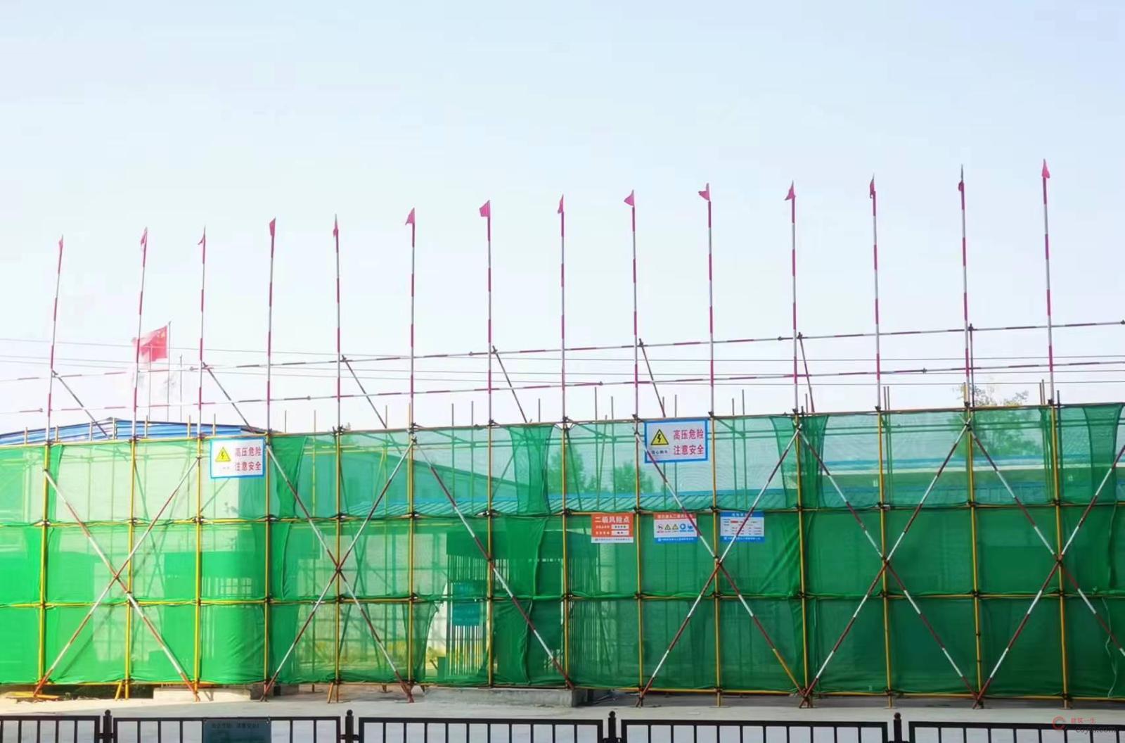 图5-7 防护架上端设置小彩旗