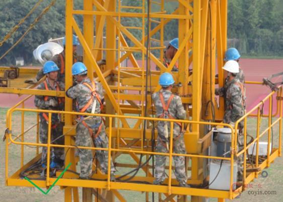 图6-8 塔吊安装过程