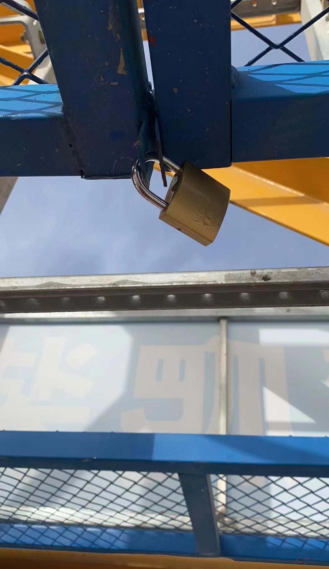 图6-16 塔吊防攀爬装置上锁