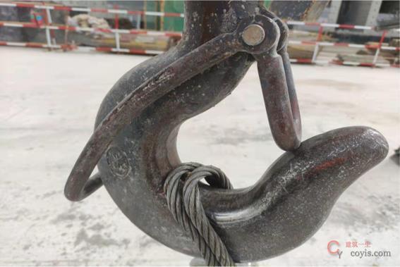 图6-24 塔吊吊钩防脱钩保险