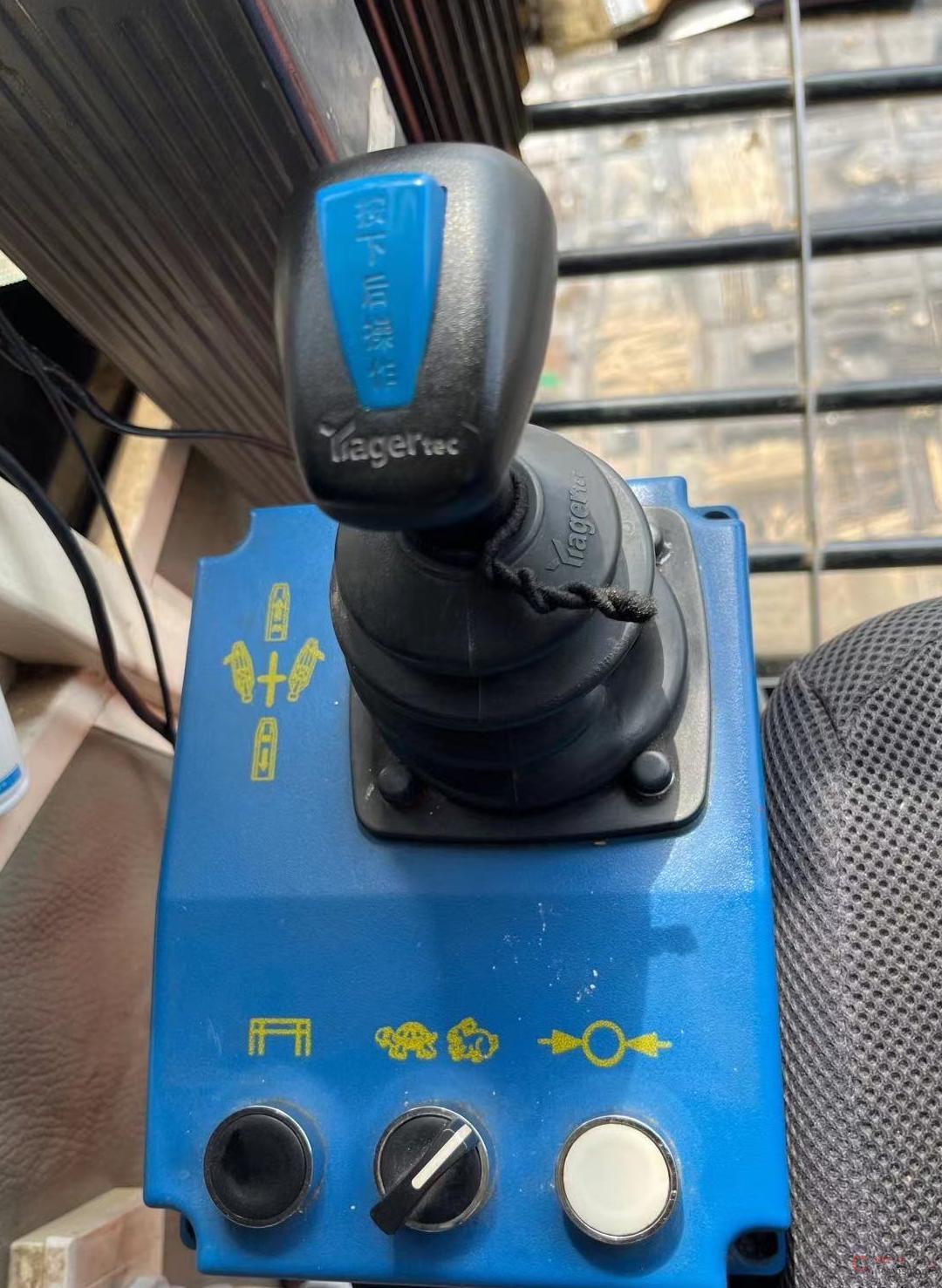 图6-28 塔吊操作手柄零位按钮、急停按钮