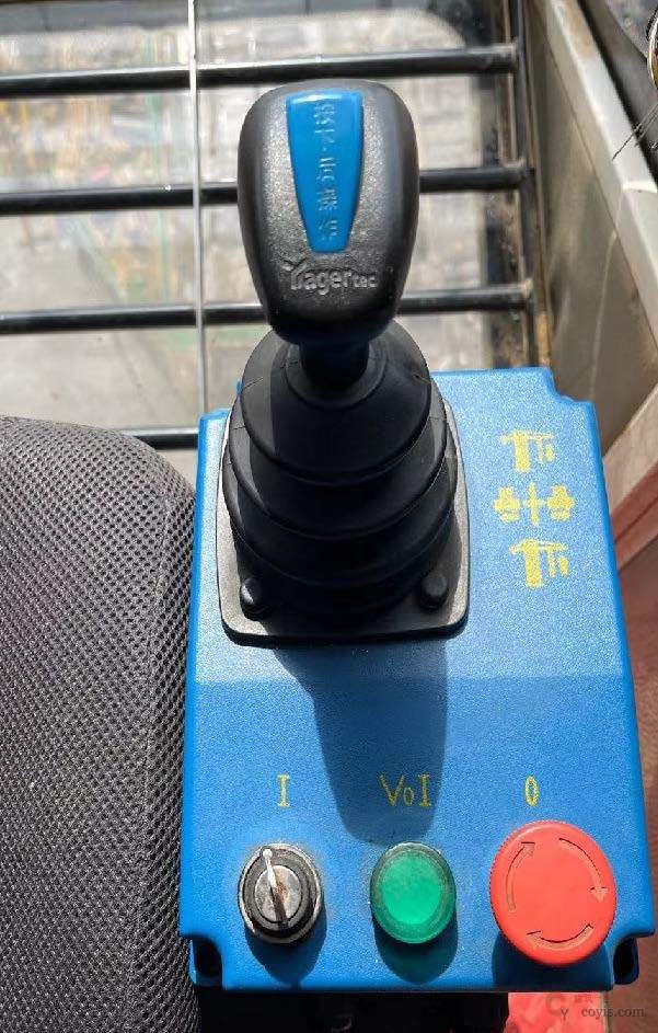 图6-28 塔吊操作手柄零位按钮、急停按钮