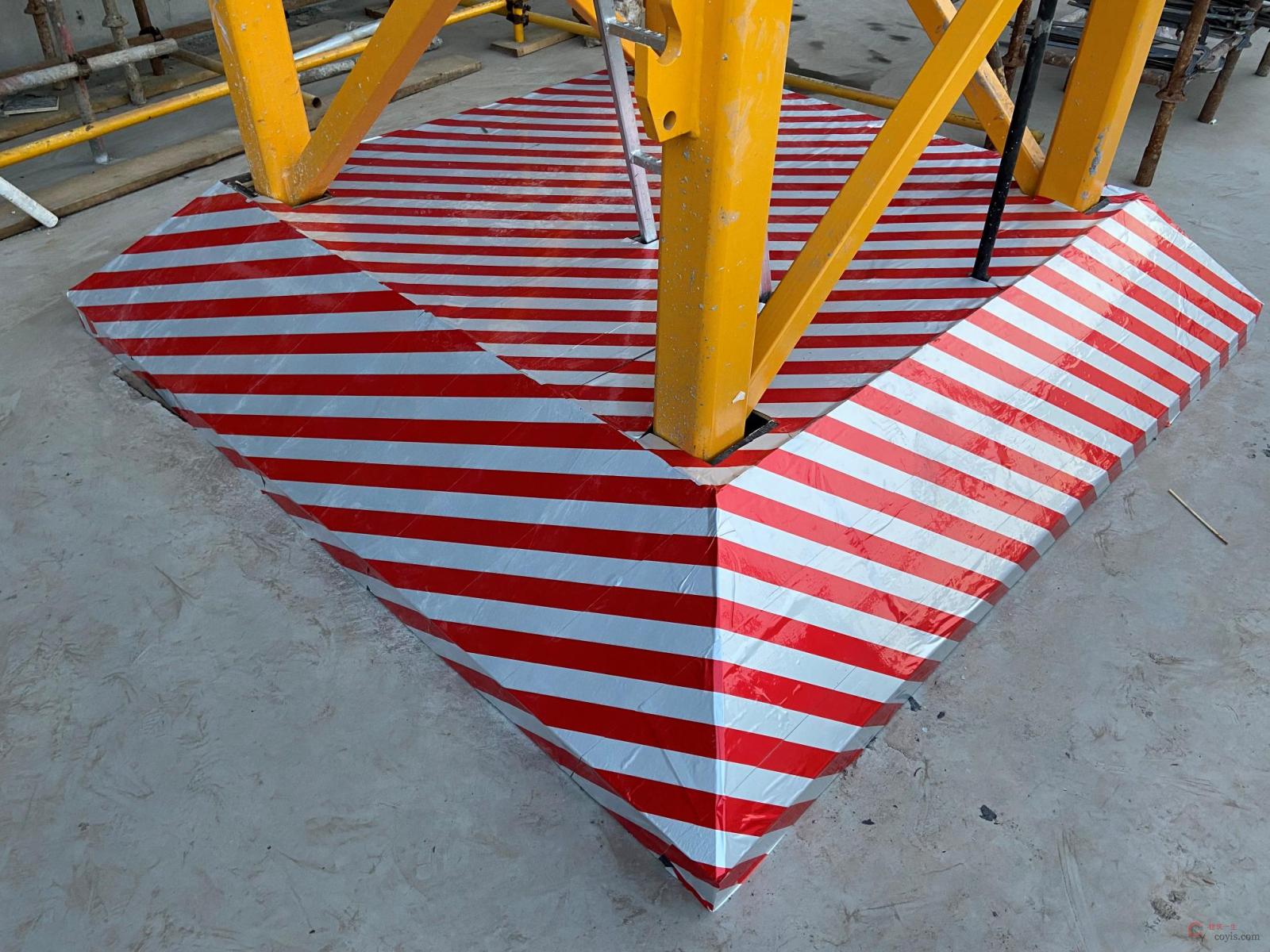 图6-49 塔吊预留洞口防护