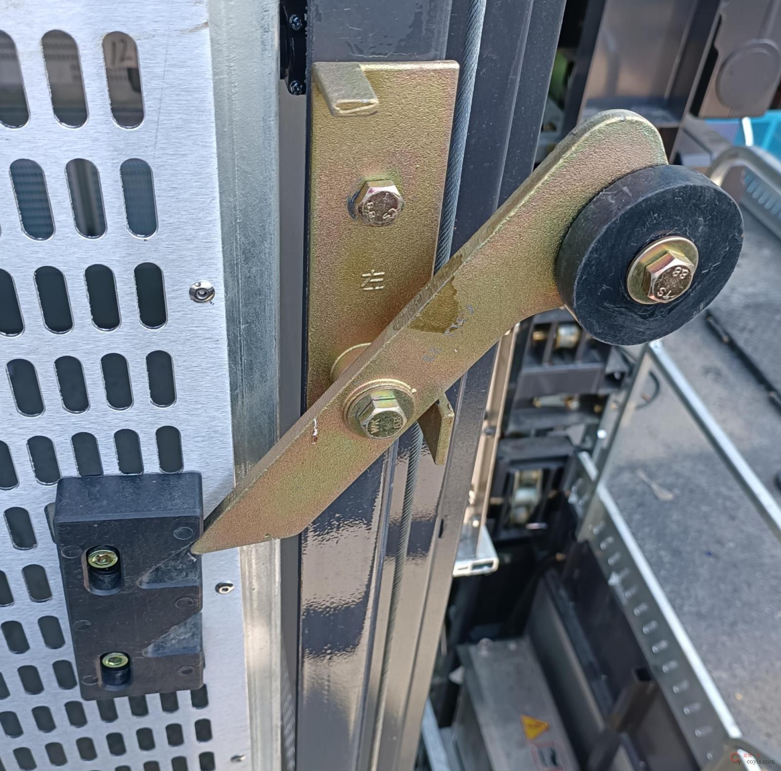 图6-78 施工升降机吊笼门机械联锁