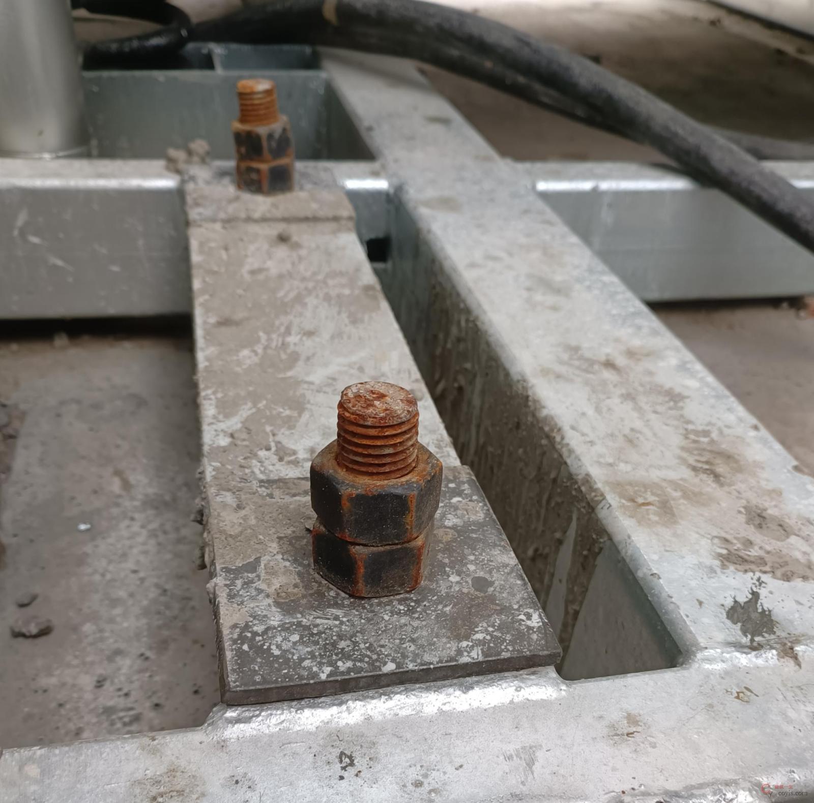 图6-93 施工升降机地脚螺栓连接