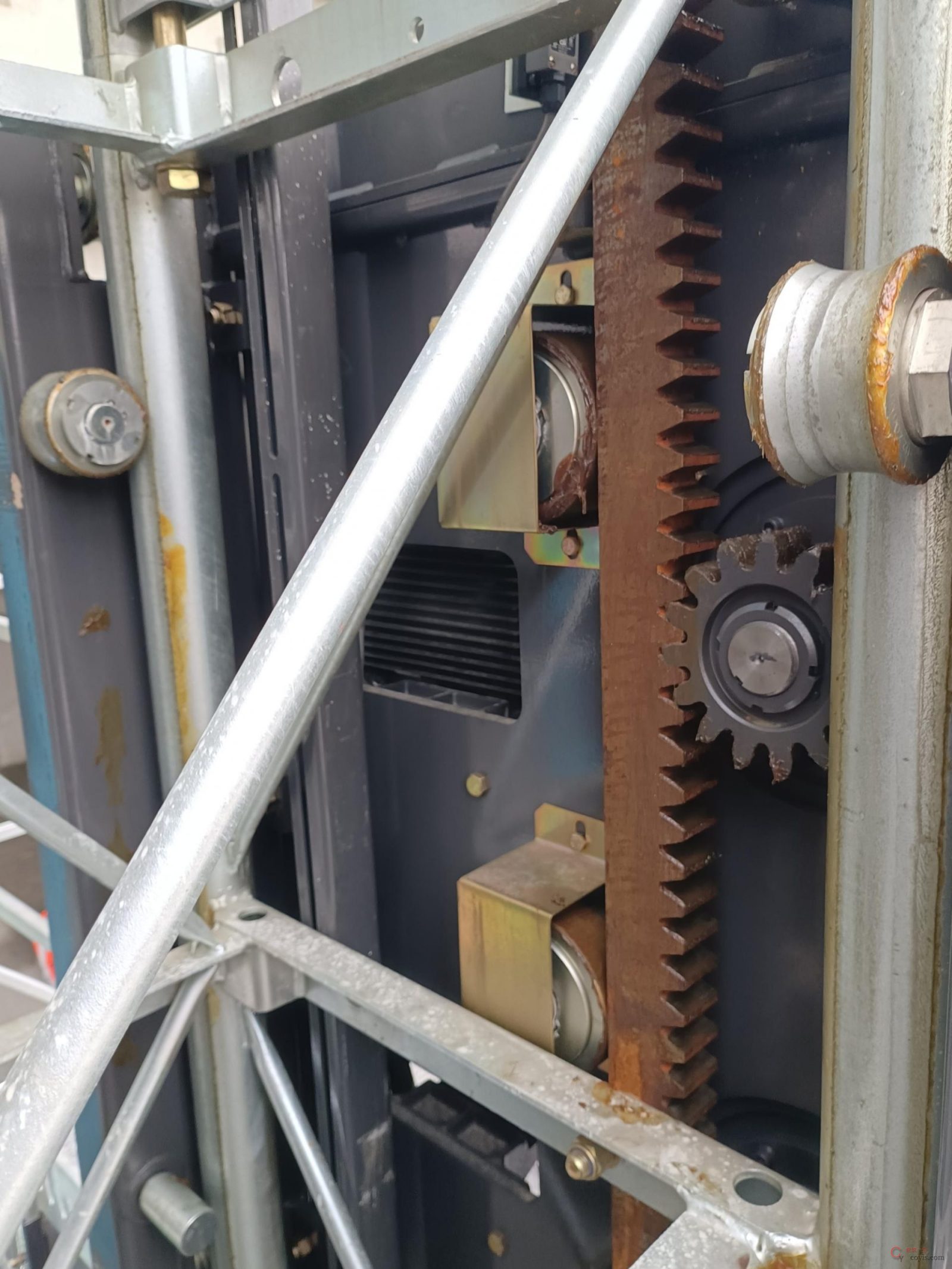 图6-97 施工升降机齿轮齿条啮合