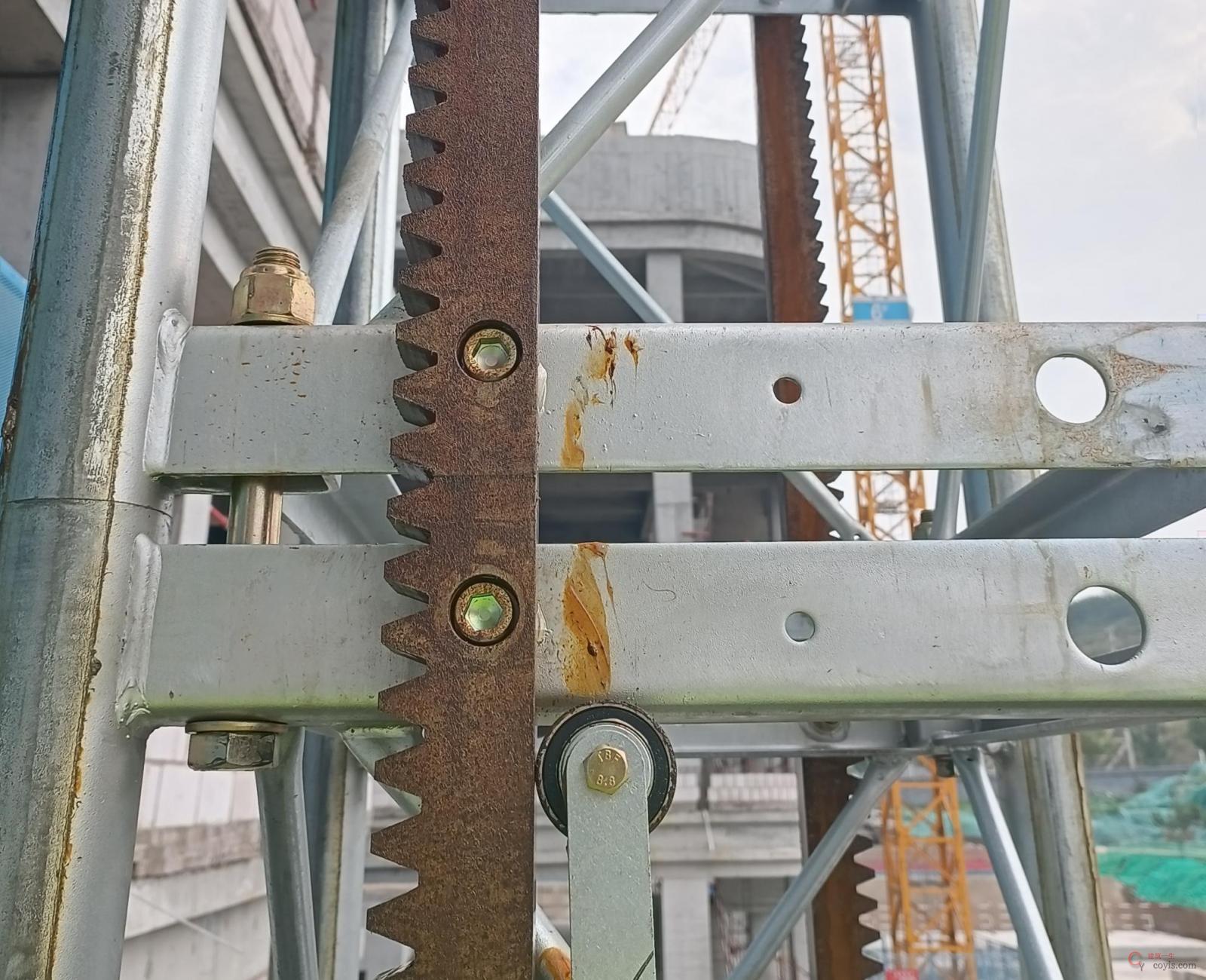 图6-98 施工升降机齿条固定