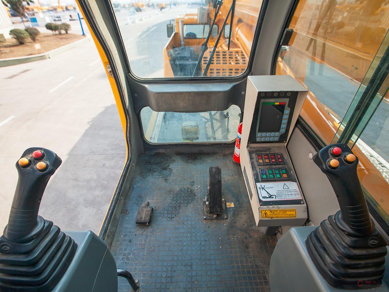 图6-107 汽车吊驾驶室