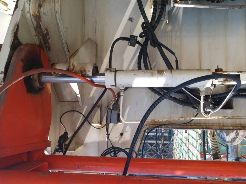 图6-134 履带吊油缸拆卸防脱卡安装牢固