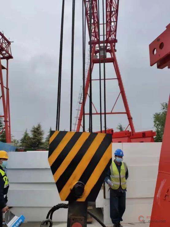 图6-159 龙门吊大钩安全警示色