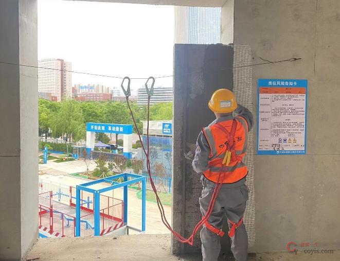 图7-8 高空临边作业