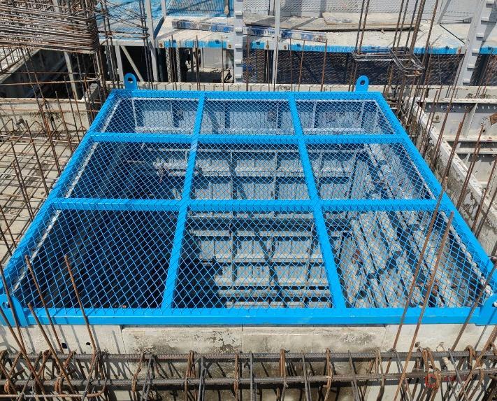 图7-31 电梯井洞口施工层水平防护