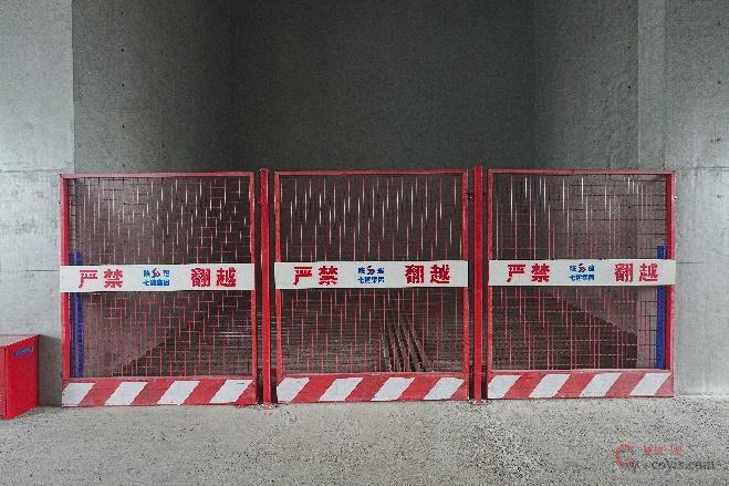 图7-32 电梯井洞口立面防护(1)